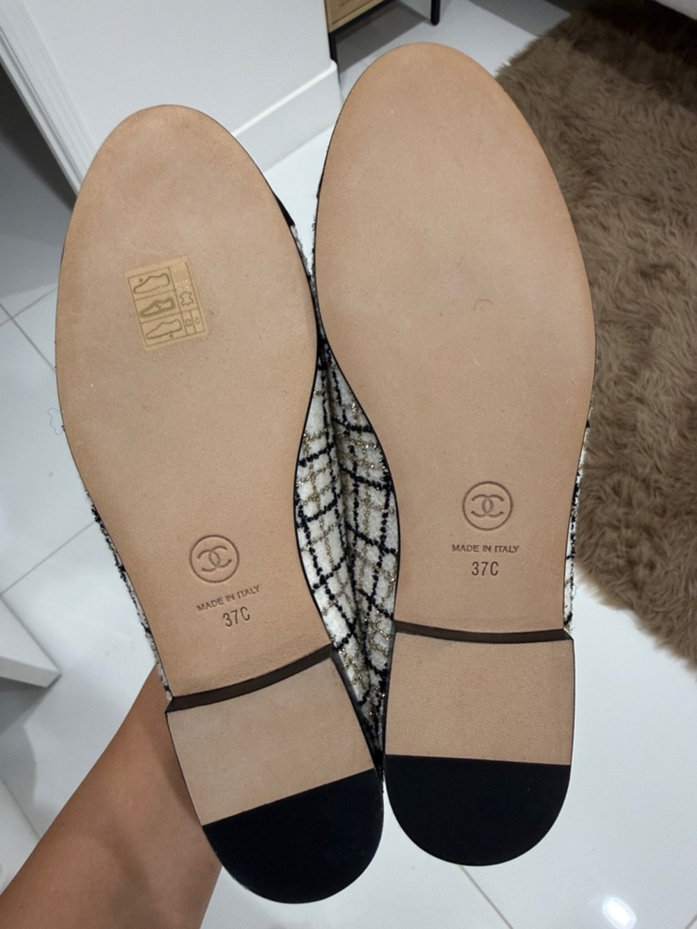 CHANEL Black and White Tweed Cap-Toe Ballet Flats. Size 37 never worn. - Picture 3 of 4